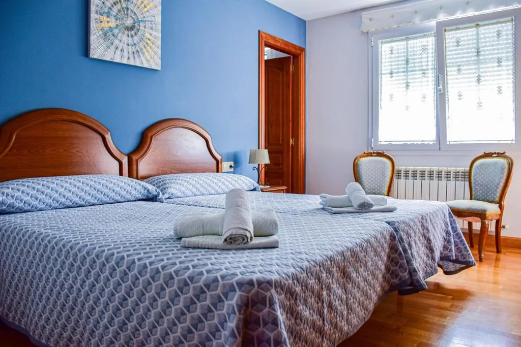 Doppelzimmer mit eigenem Bad – 2 Betten — Casa Raichu - Pilgrim Guesthouse