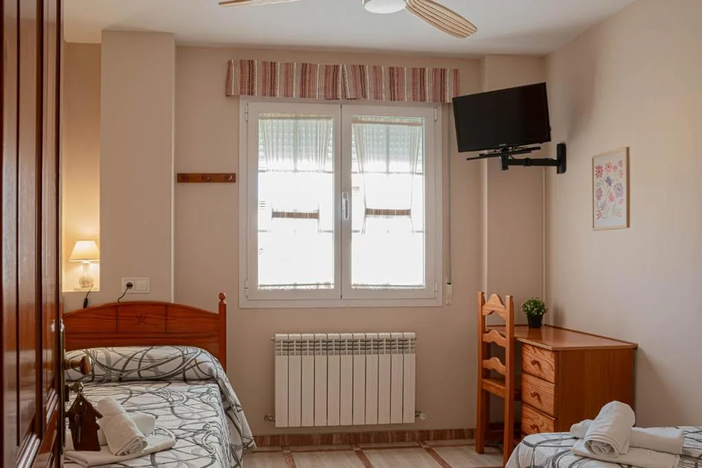 Doppelzimmer mit externem eigenem Bad – 2 Betten — Casa Raichu - Pilgrim Guesthouse