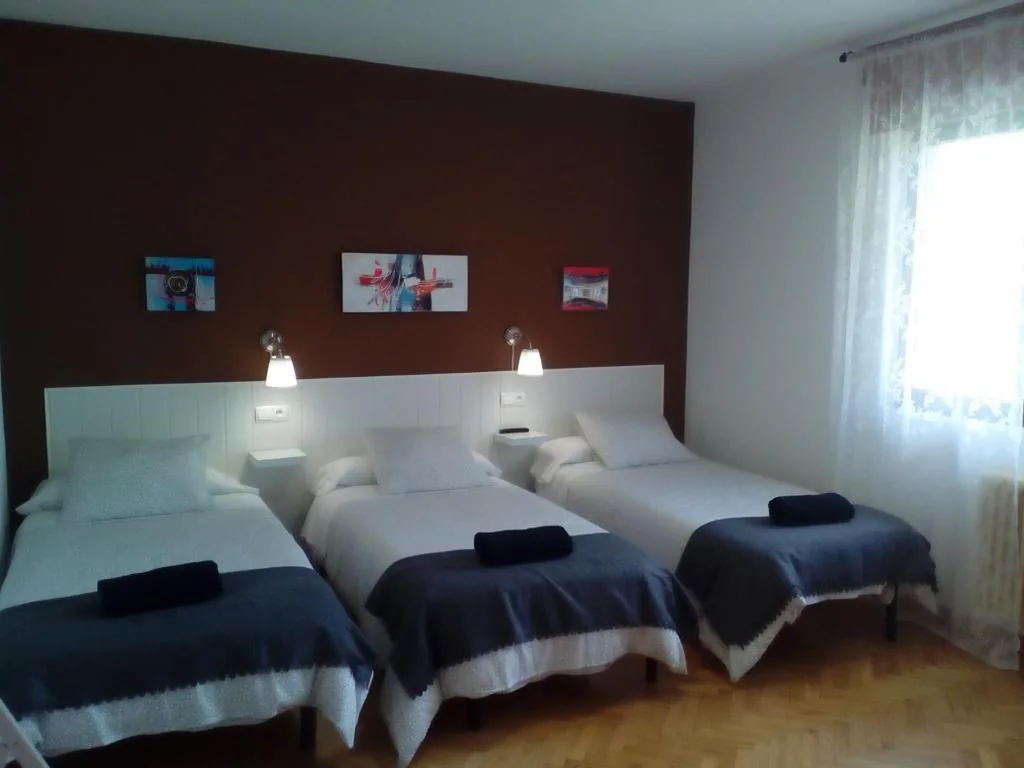 Habitación Triple con baño privado — Casa Ribeira Sacra Portomarin