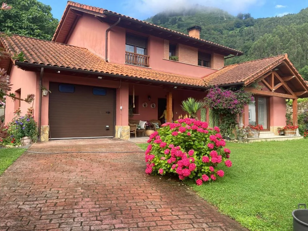 Four-Bedroom House — Casa roja
