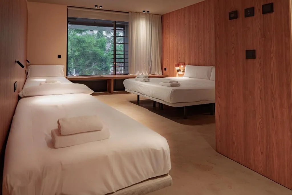 Habitación Cuádruple con baño privado — CASA ROMA Hostel Boutique