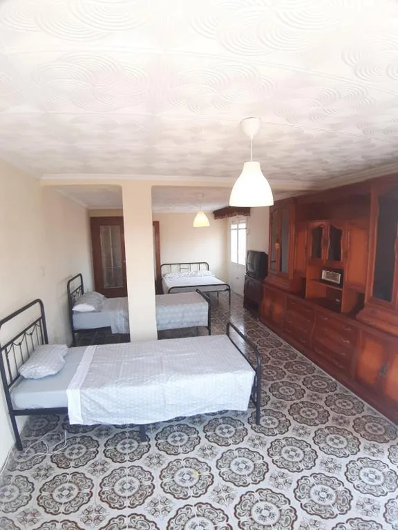 Camera familiare con balcone — casa royal alicante