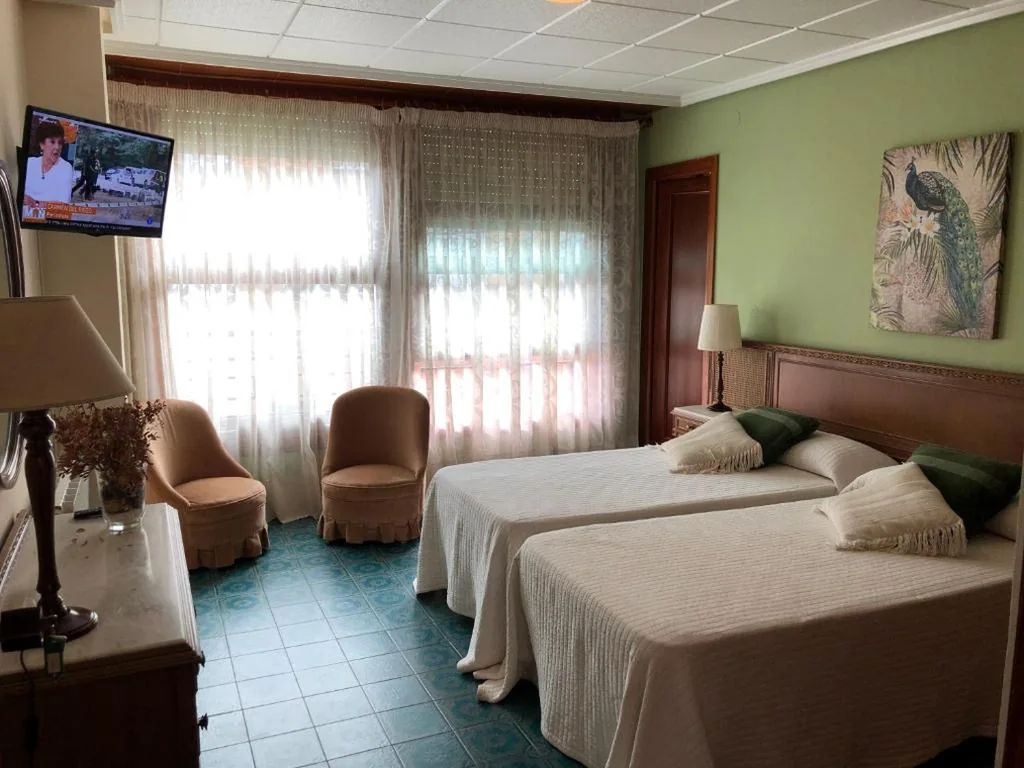 Chambre double avec baignoire - 2 lits — Casa Rural "Casa Maria"