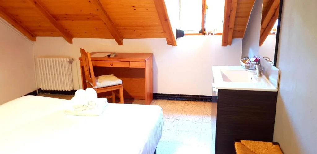 Camera quadrupla con bagno privato esterno — Casa Rural Cuny