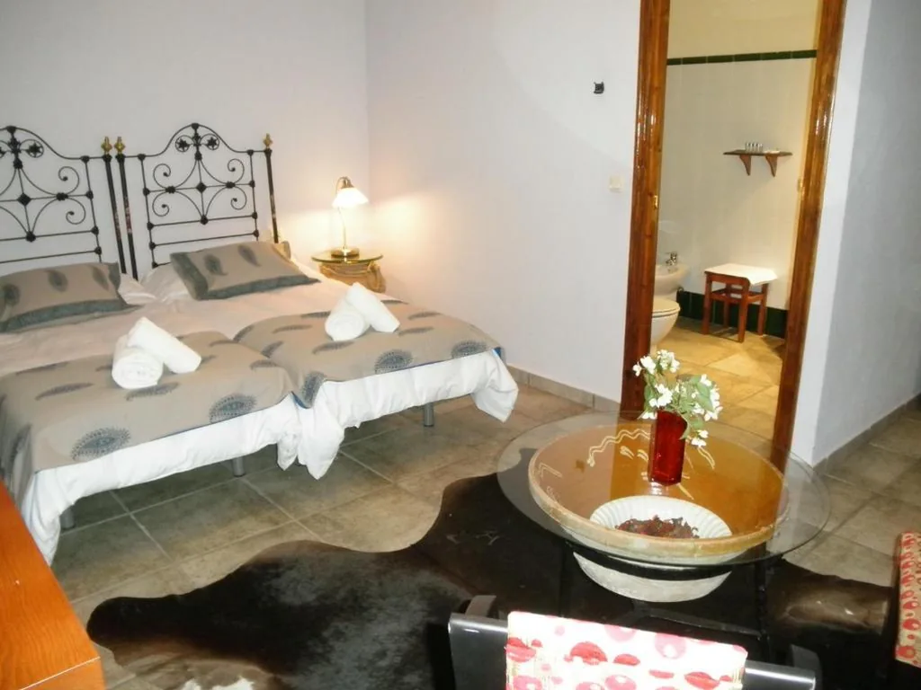 Chambre Quadruple avec salle de bains — Casa Rural El Aguila