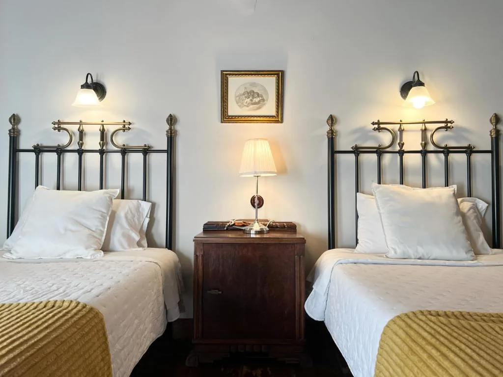 Doppelzimmer mit Balkon – 2 Betten — Casa Rural La Fuente del Jerte