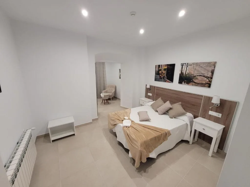 Habitación Doble Deluxe con balcón — Casa Rural "Laplaza23"