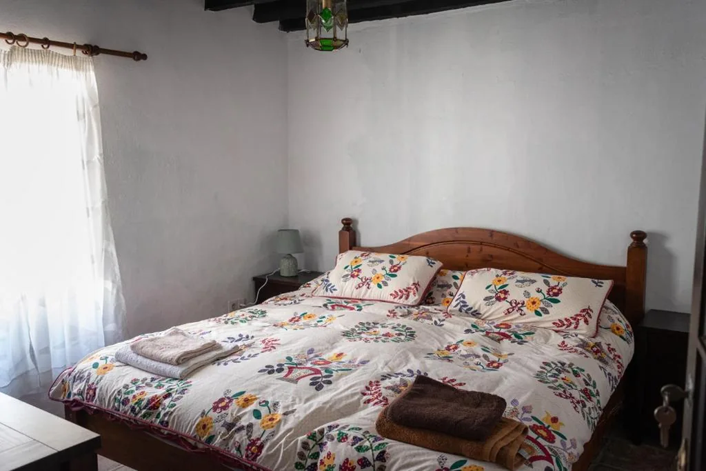 Quarto duplo com casa de banho partilhada — Casa Rural Los Sentidos Jimena