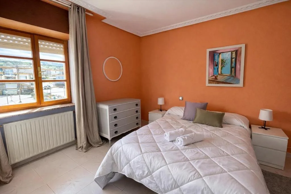 Habitación Doble con vistas a la montaña — Casa Rural Nito - Naturaleza y Descanso en Asturias