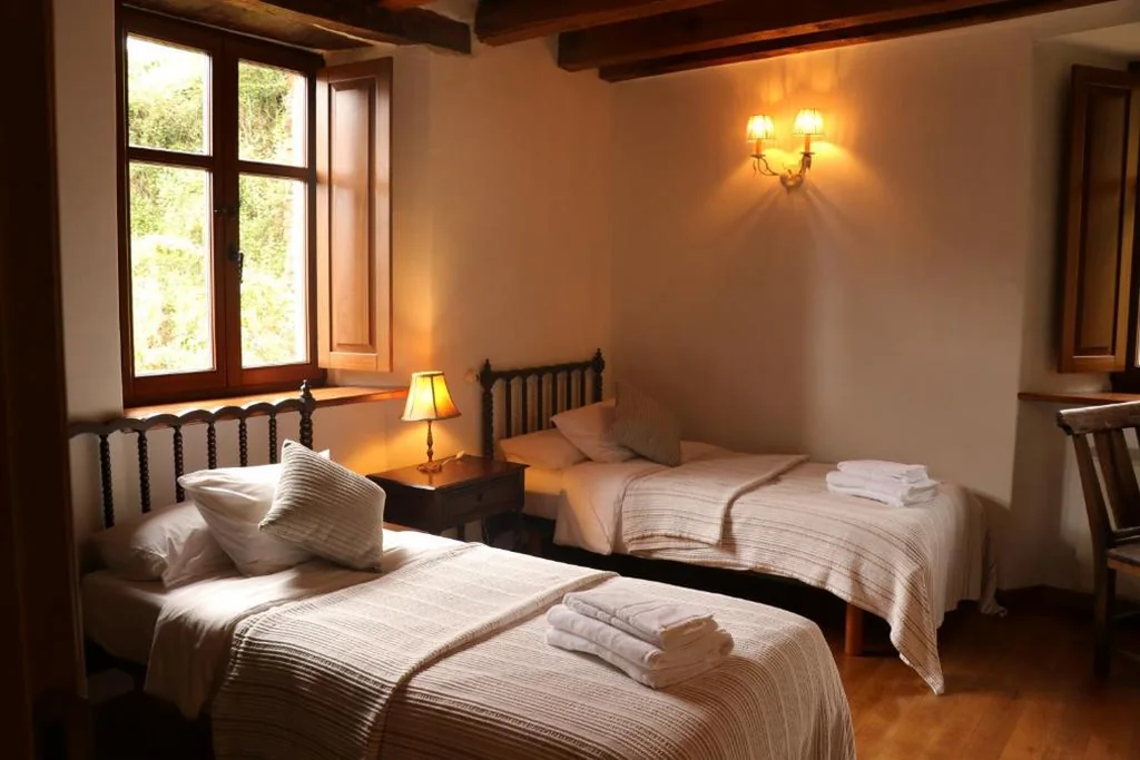 Quarto Duplo Deluxe - 2 camas — Casa Rural Norita - Adults only