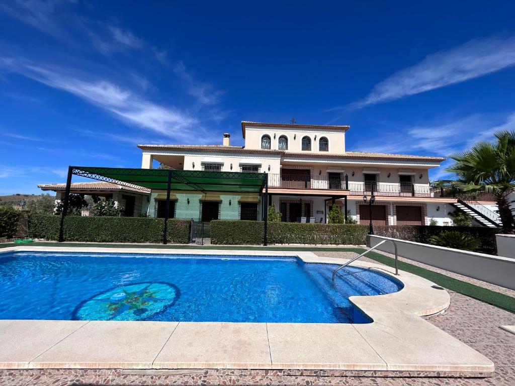 Casa rural para familias con piscina y vistas al atardecer by Con Aire Rural
