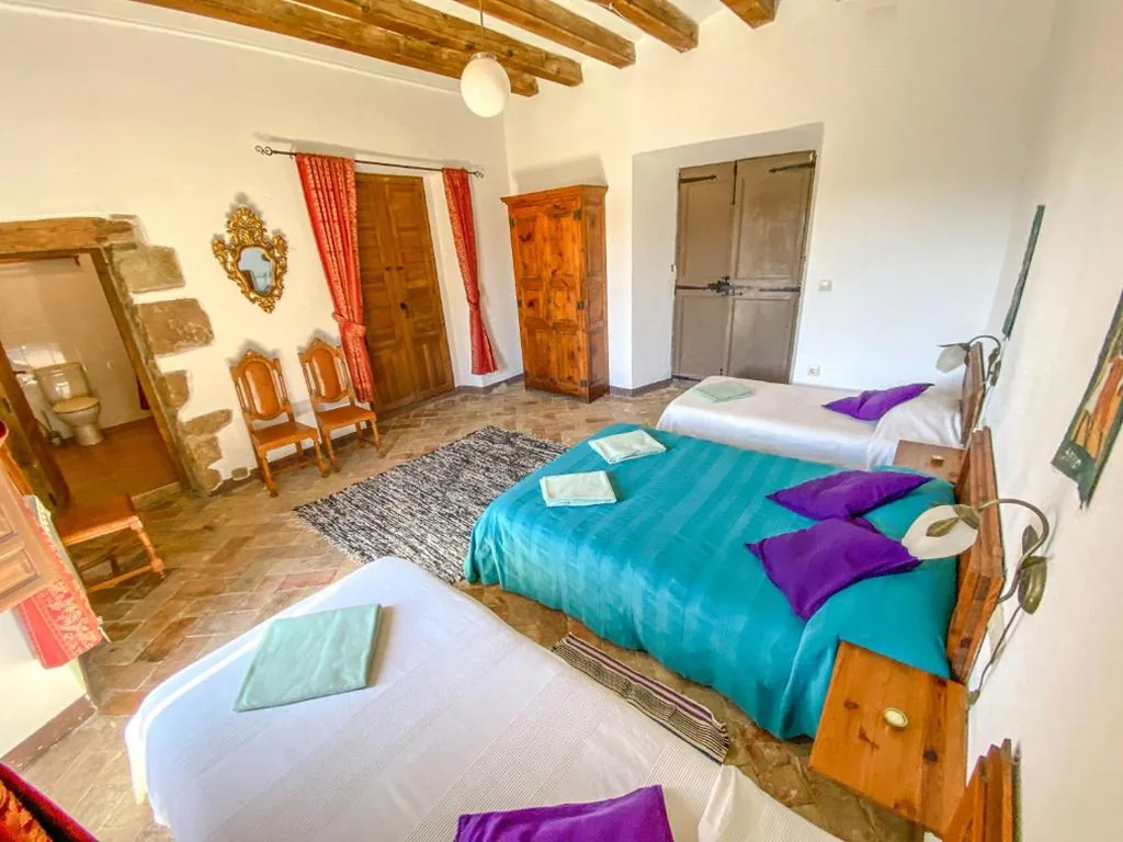 Vierbettzimmer mit Terrasse — Casa Rural Sant Petrus de Madrona