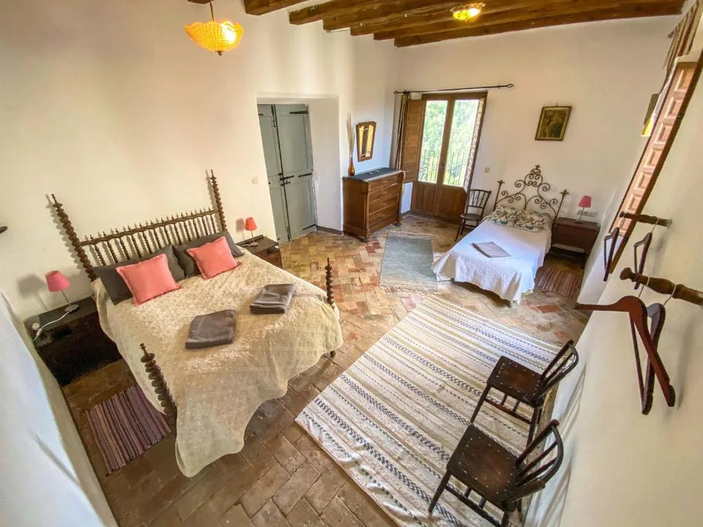 Dreibettzimmer mit externem eigenem Bad — Casa Rural Sant Petrus de Madrona