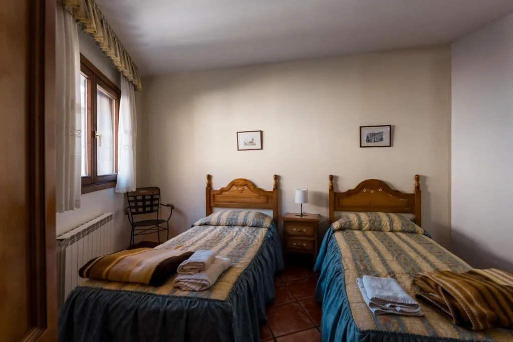 Doppelzimmer mit eigenem Bad – 2 Betten — Casa Samarra