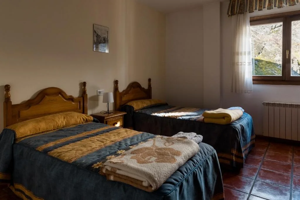 Doppelzimmer mit eigenem Bad – 2 Betten — Casa Samarra