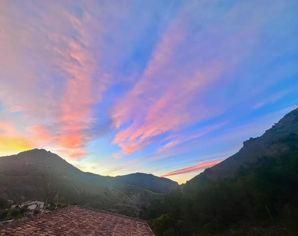 Camera con letto matrimoniale extra-large e vista sulle montagne — Casa Satori