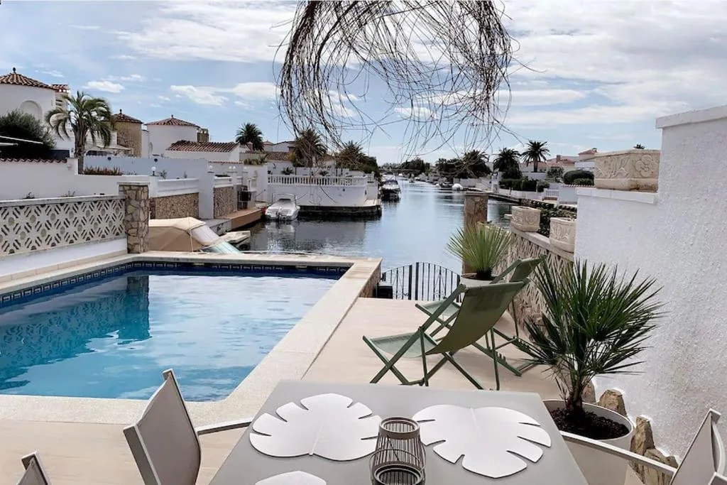 Villa con piscina privada — Casa Serenity au canal avec piscine et amarre