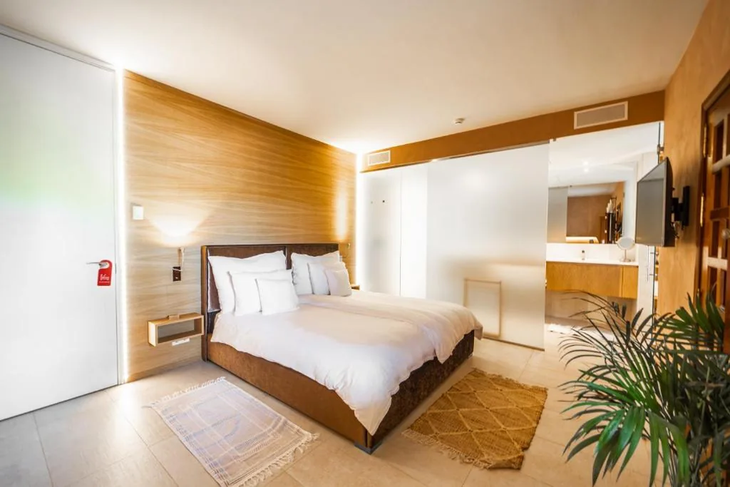 Habitación con cama extragrande y vistas a la piscina — CASA TESS boutique hotel