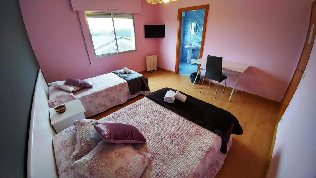 Quarto Duplo com casa de banho privativa - 2 camas — Casa Tia Teresa