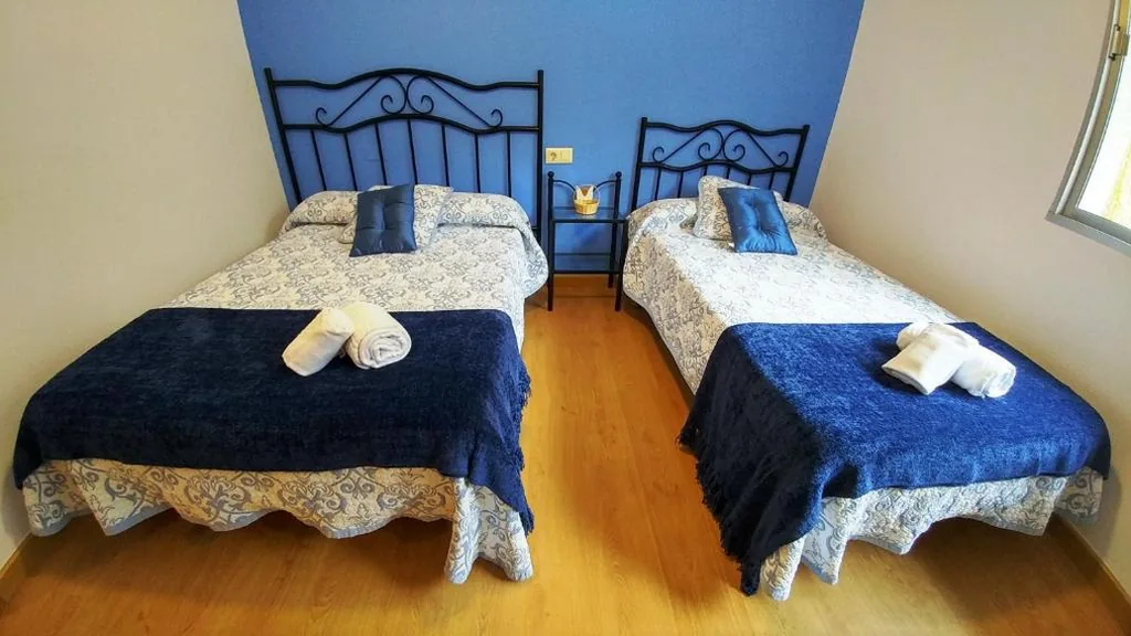 Quarto Standard com casa de banho partilhada - 2 camas — Casa Tia Teresa