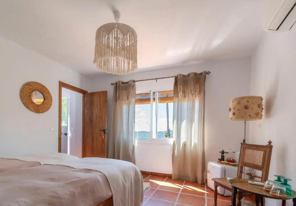Kamer met extra groot bed en uitzicht op het zwembad — Casa Tragabalas