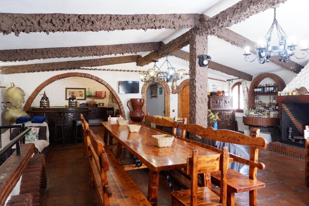 CASA TURÍSTICA Villa Carmen, CON AMPLIO JARDIN QUE INCLUYE BARBACOA, 2 PORCHES, PARKING PRIVADO Y PISCINA
