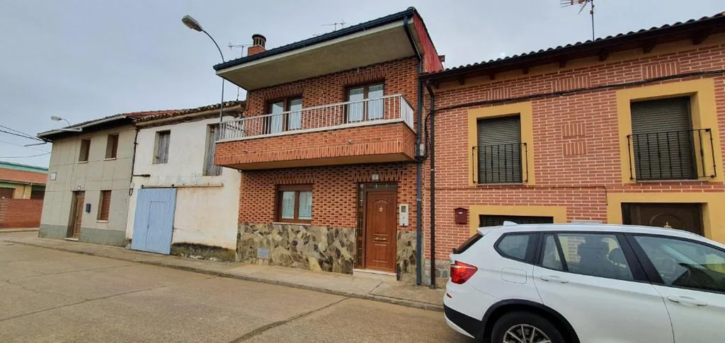 Three-Bedroom House — CASA_VISI