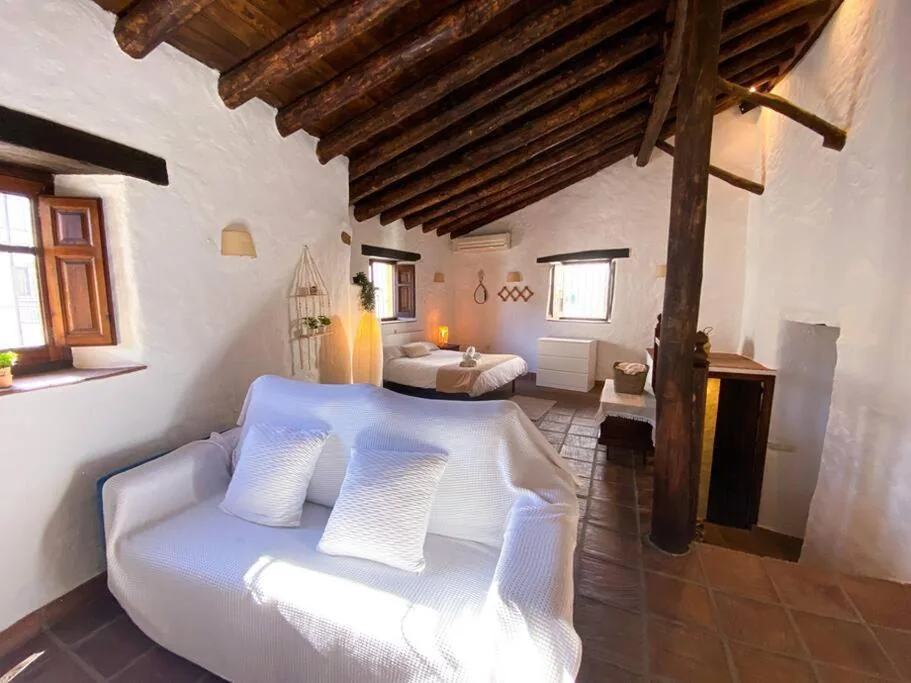 CasaBenadalid. Casa rural con piscina.