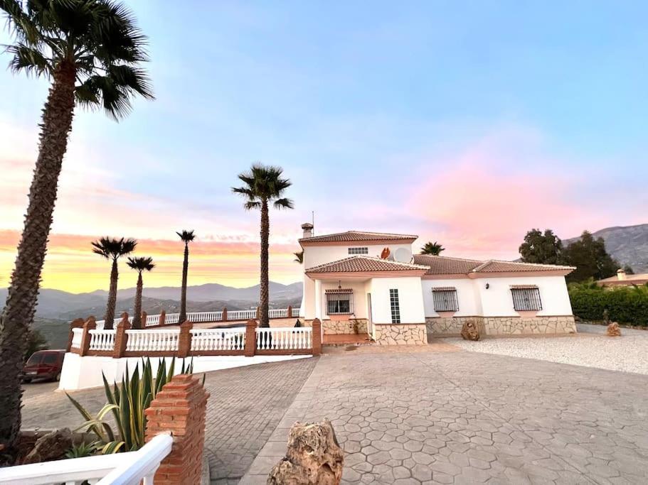 CasaBlanca Villa Rural con piscina y barbacoa