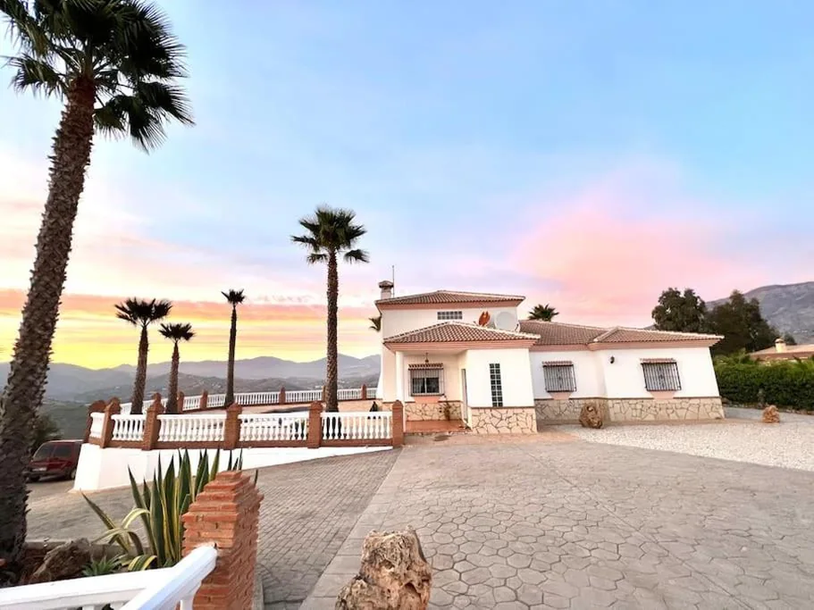 Villa de 3 dormitorios — CasaBlanca Villa Rural con piscina y barbacoa