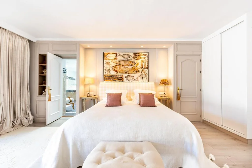 Deluxe Double Room with Bathtub — CasaBlu - An Andalusian Boutique Hotel