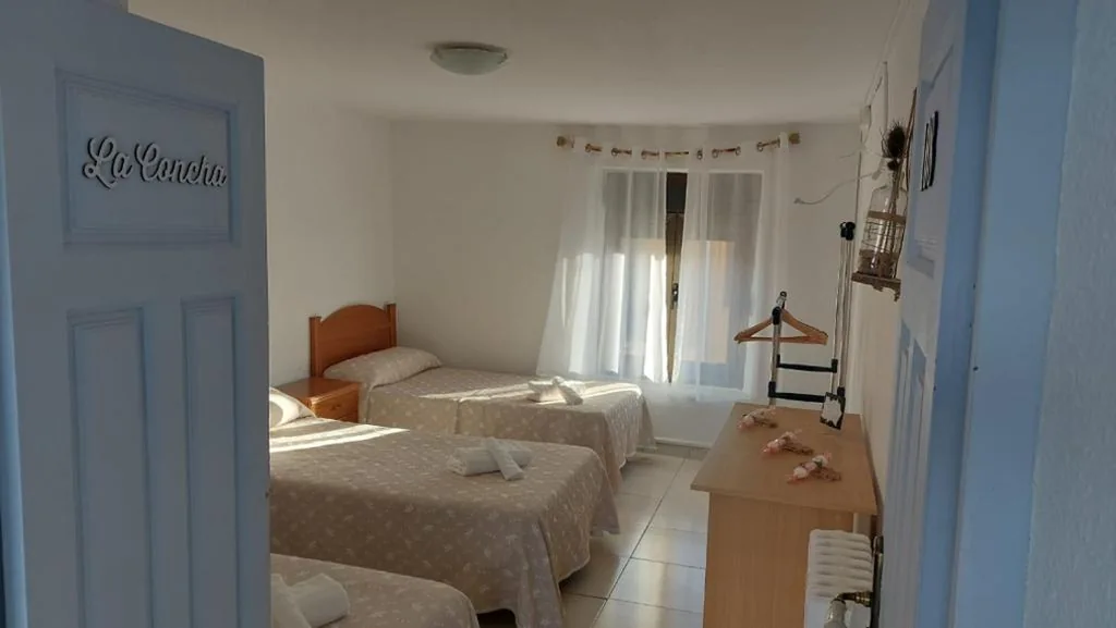 Habitación Triple Básica con baño compartido — Casadidoru