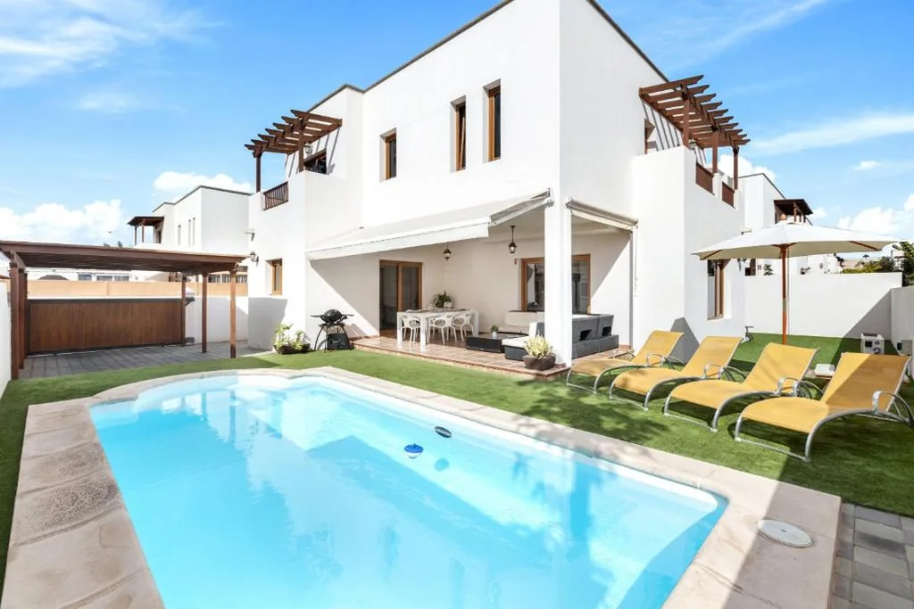 Villa mit privatem Pool — Casahost Aquavilla