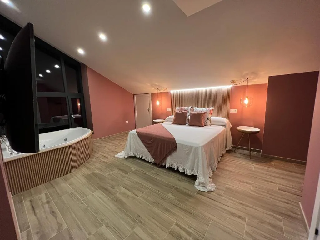 Zimmer mit extragroßem Doppelbett und Whirlpool — Casal de pelaio