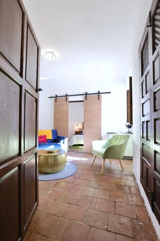 Suite con cama grande y balcón — Casalar