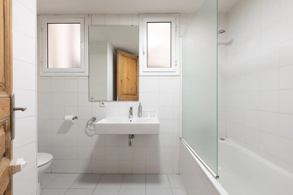 Habitación Doble Económica con baño compartido — CasaNova Guest House