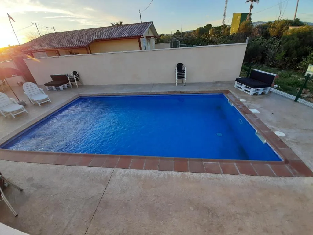 Casa de 3 dormitorios con piscina compartida — Caseta De L'avi