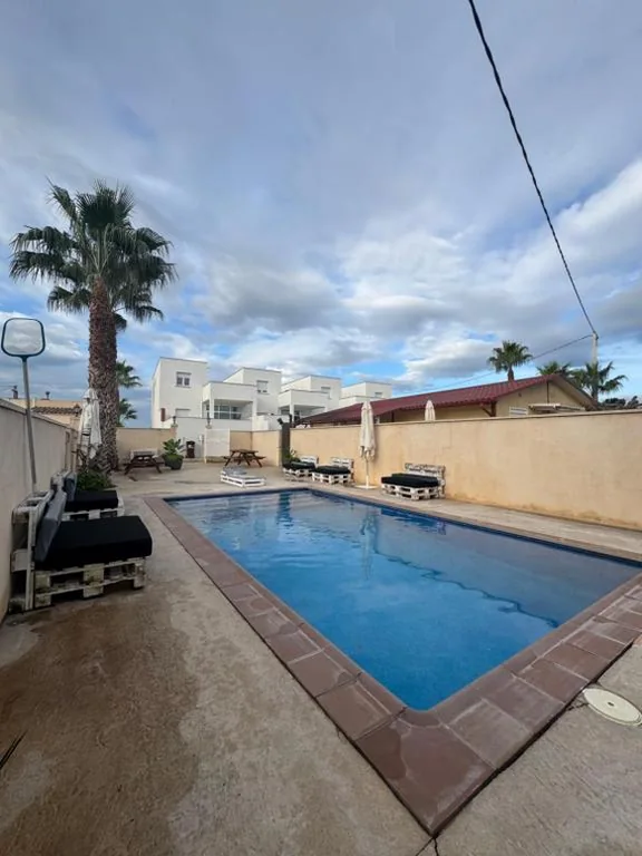 Casa de 4 dormitorios con piscina compartida — Caseta De L'avi