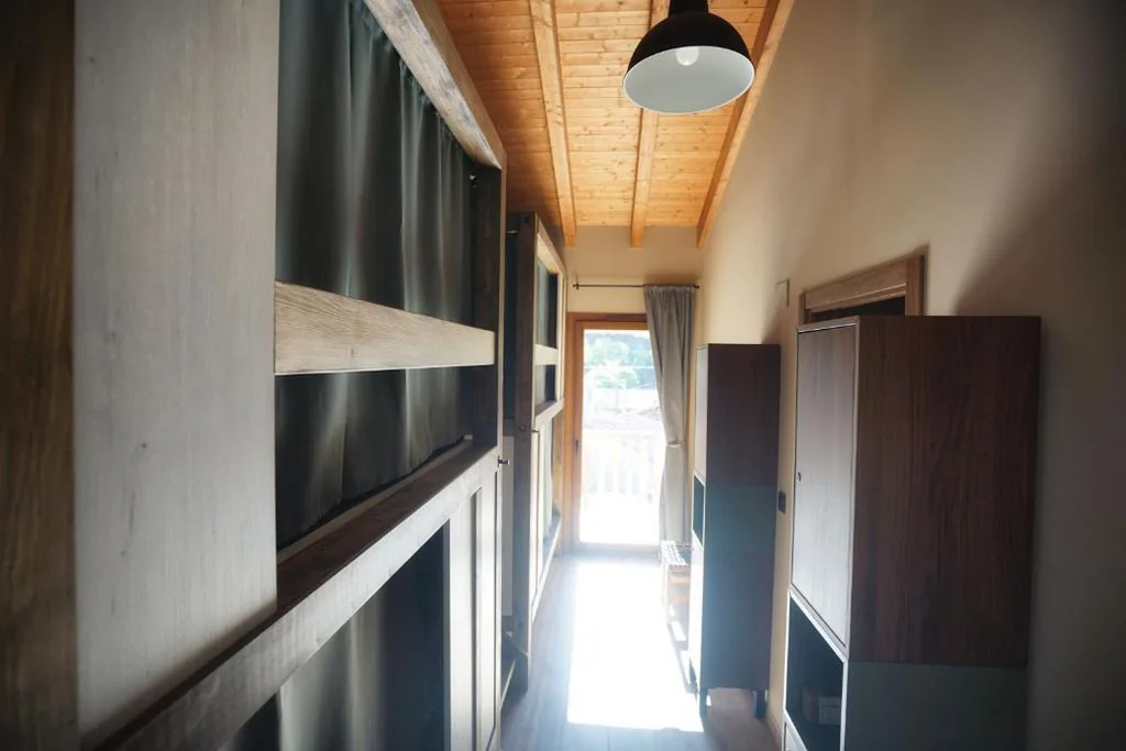 Vierbettzimmer mit eigenem Bad — Casín hostel