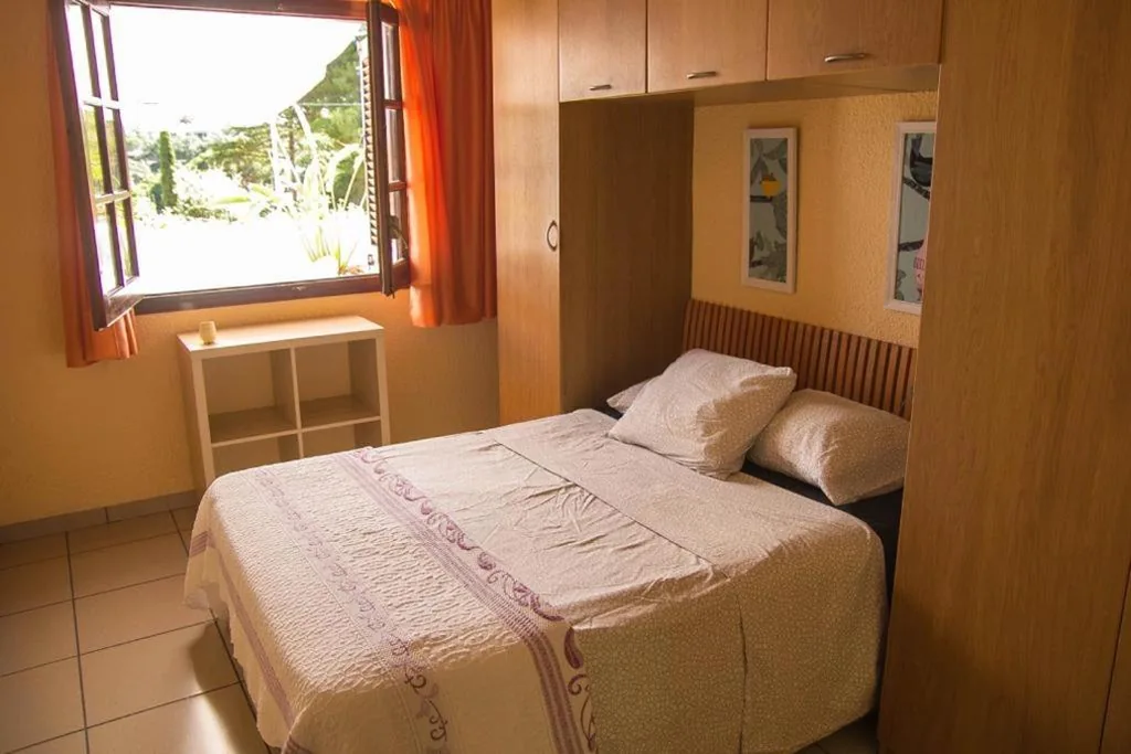 Casita blanca con fibra óptica y piscina cominutaria