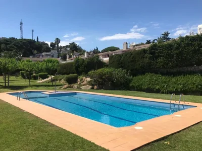 Casita blanca con fibra óptica y piscina cominutaria — foto 3