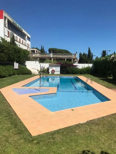 Casita blanca con fibra óptica y piscina cominutaria — foto 8