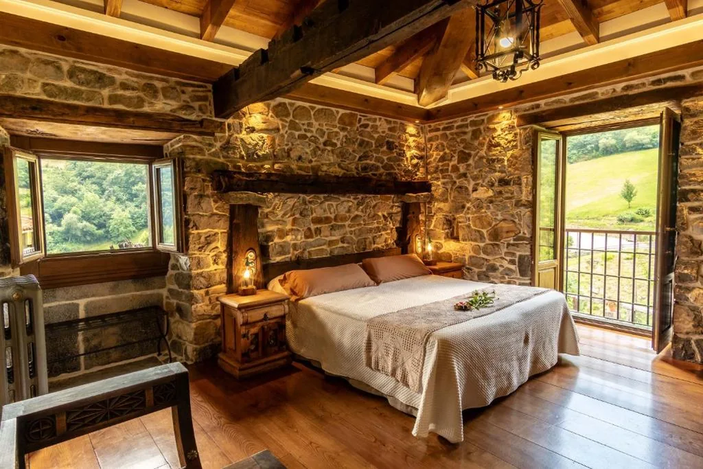Quarto Duplo Deluxe com varanda - 1 ou 2 camas — Casona de El Castañíu