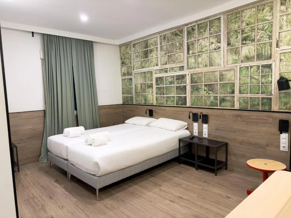 Large Inner Twin Room — Casp Green House