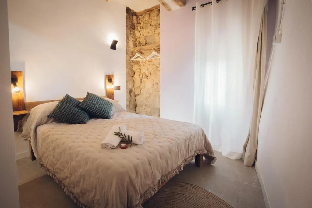 Double Room (small bed 135cm) with Private Bathroom — Castell de l'Aguda