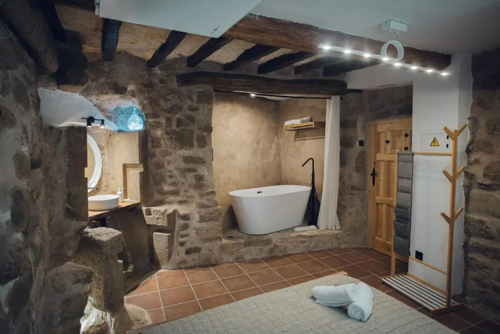Double Room with Private Bathroom — Castell de l'Aguda