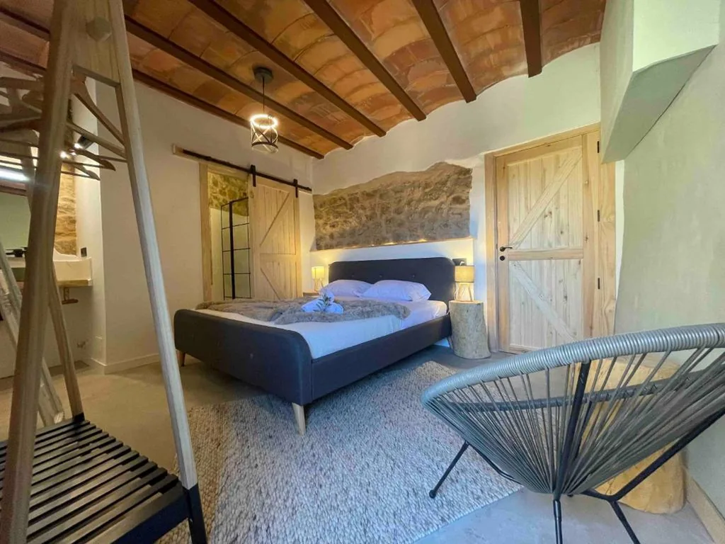 Double Room with Private Bathroom — Castell de l'Aguda