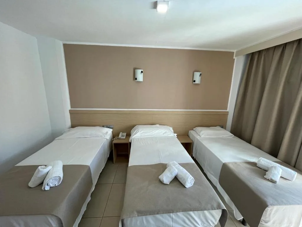 Habitación Triple con balcón — Casthotels Leblon