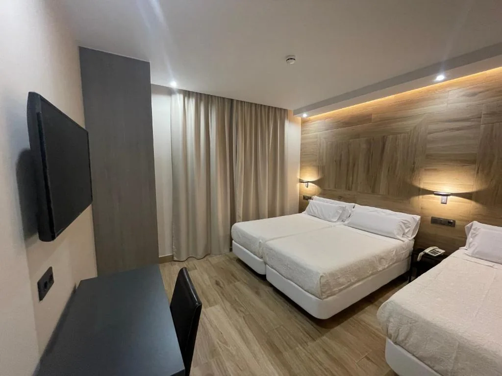 Tweepersoonskamer met extra bed en 2 aparte bedden — Castilla Guerrero