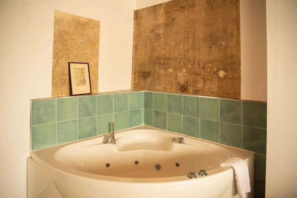 Suite con bañera de hidromasaje — Castillo de Bulbuente de Luis Zueco